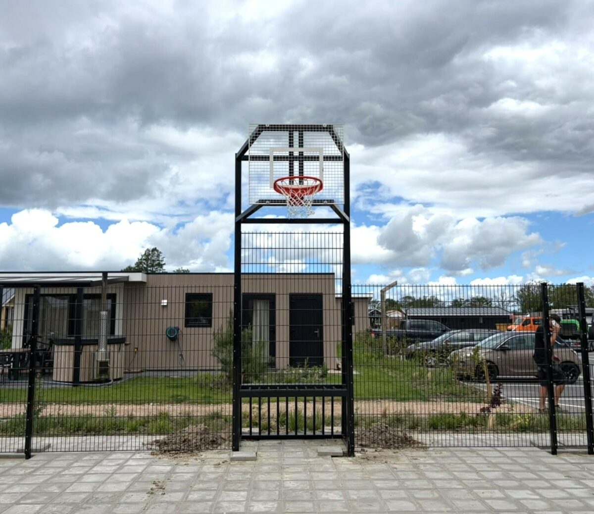 Maatwerk pannakooi met basketbal geplaatst in Yerseke 2 Premium pannakooi met Security-staanders 60x40 mm en lage zijwanden geplaatst in Zeeland